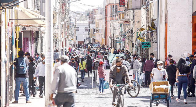 sin control. A inicios de julio, Arequipa fue la única región del sur que permaneció en cuarentena por el descontrol de la población que se volcó a las calles. En la actualidad el panorama no cambio.