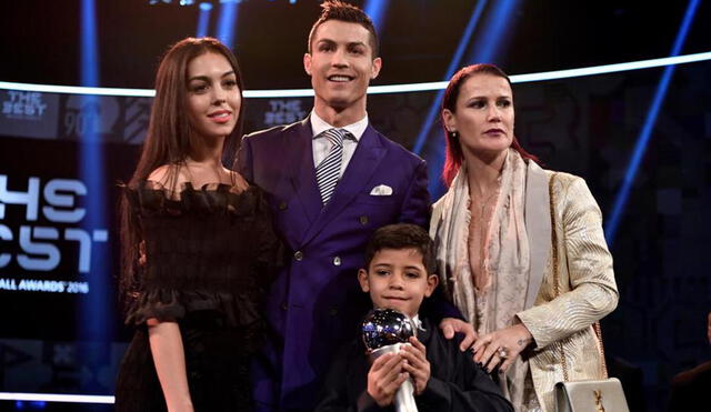 Cristiano Ronaldo junto a su hermana Elma Aveiro, su novia Gerogina Rodríguez y su hijo Cristiano Jr., durante la ceremonia del premio The Best en 2017. Foto: Fabrice Coffrini/AFP.