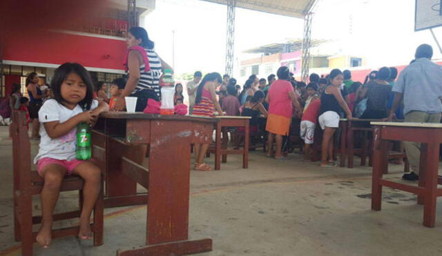 Inundación en Piura: Cientos de personas pugnan por un plato de comida en refugio de Catacaos [FOTOS]