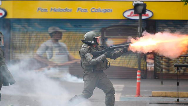 En Concepción captaron el momento en que Carabineros lanzó la lacrimógena. Foto: EFE