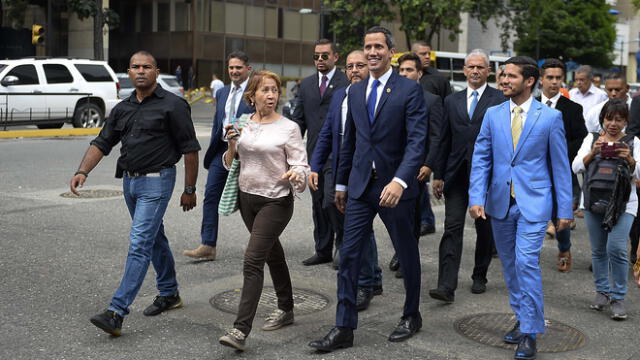 El líder de la oposición venezolana y autoproclamado presidente en funciones, Juan Guaido (C), camina después de dar una conferencia de prensa en el Teatro Chacao en Caracas.