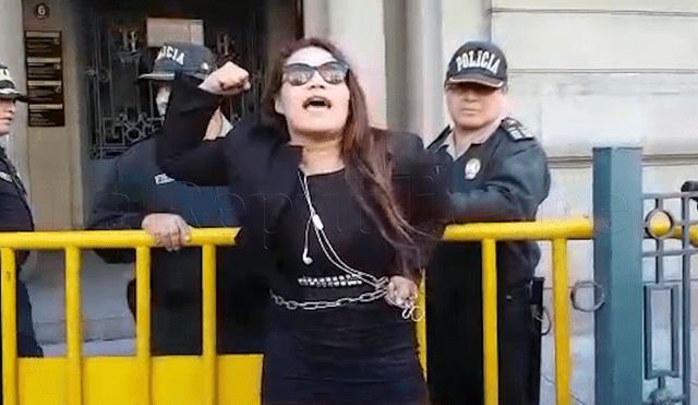 Mujer se encadena frente a la carceleta del INPE en Palacio de Justicia [VIDEO]