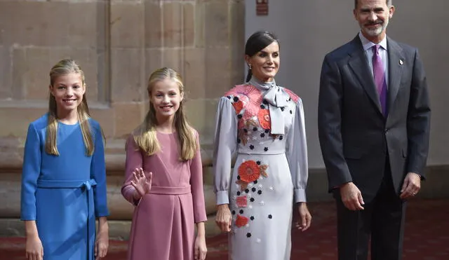 El Rey de España, Felipe VI, con su mujer, Letizia, y sus hijas, la infanta Sofía y la princesa Leonor. Foto: AFP.