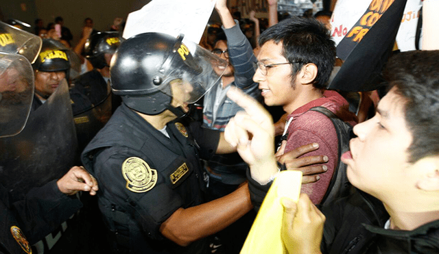 Policías y manifestantes se enfrentaron frente a local de Fuerza Popular
