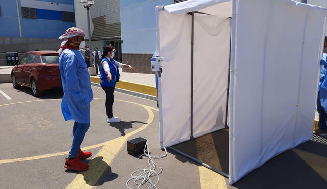 Yaqoob Mubarak dona túnel de desinfección a hospital en Trujillo
