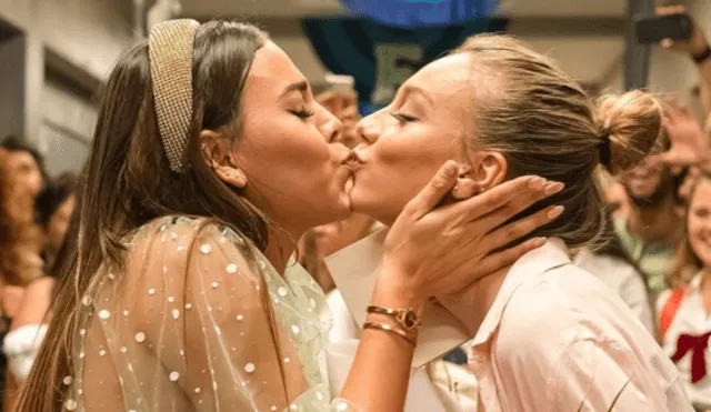 Danna Paola y Ester Expósito se despiden con un beso de "Élite". (Foto: Instagram)