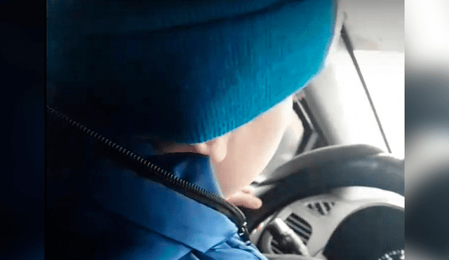 Madre deja que su hijo de 4 años 'maneje’ un auto y lo graba para cumplir un reto viral [VIDEO]