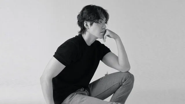 Desliza para ver más fotos de Kim Woo Bin en la revista Esquire Korea. Créditos: Esquire Korea