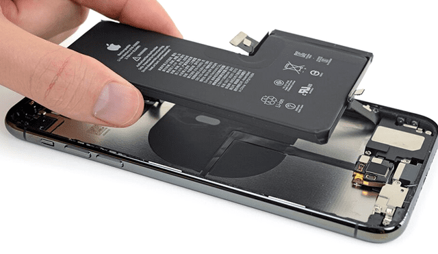 Los iPhone 12 llegarían con mayor capacidad de batería.