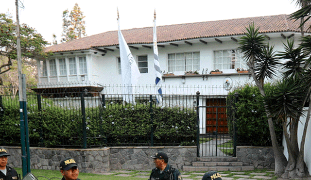 Vía Facebook: universitario peruano sigue los pasos de Alan García y pide asilo a la embajada de Uruguay [FOTOS] 