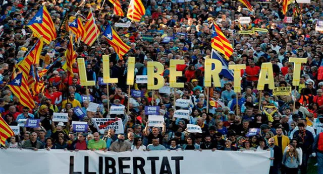Este sábado miles de personas exigieron libertad para los dirigentes catalanes encarcelados. Foto: EFE