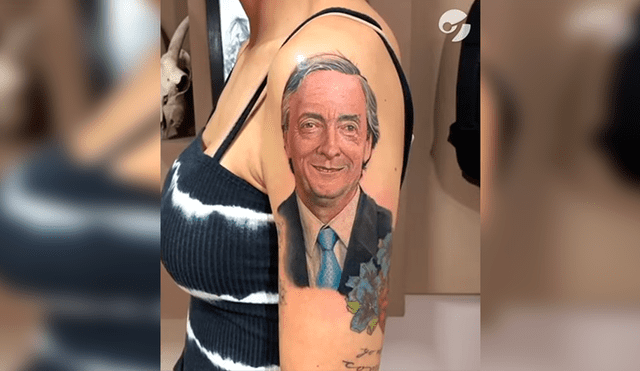 En Facebook, una mujer fanática del expresidente Néstor Kirchner se tatuó su rostro en todo el brazo.