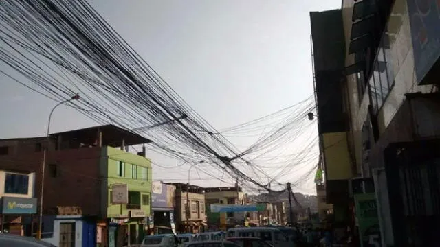 Maraña de cables en villa maría del triunfo