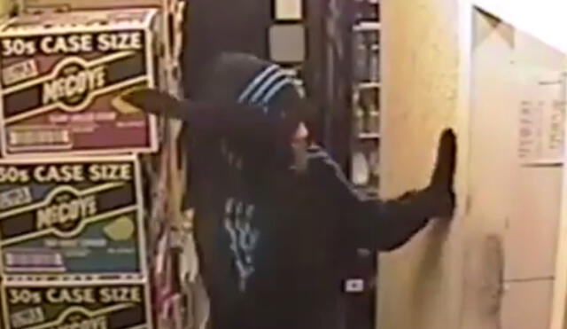 YouTube: Ladrón ataca con cuchillo a vendedor, pero recibe su merecido en pocos segundos