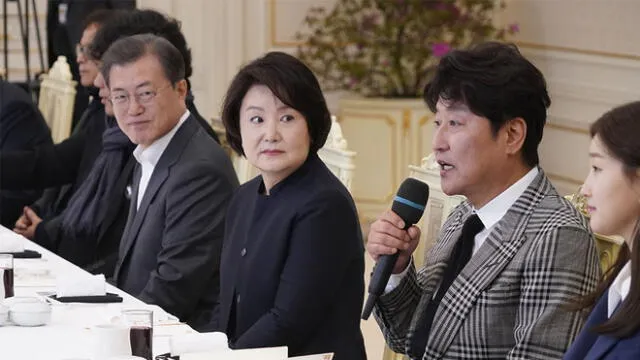El actor Song Kang Ho mencionó que es la primera vez, en mucho tiempo, que todo el cast logra reunirse para celebrar. Fuente AFP