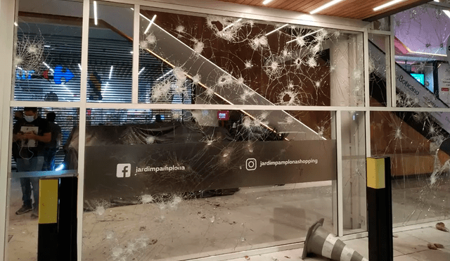 Las paredes de vidrio del supermercado donde se encuentra Carrefour fueron destruidas después de una manifestación. Foto: G1