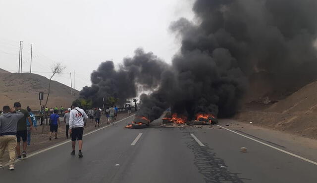 Policía Nacional del Perú acudió al lugar para frenar esta protesta. Foto: WhatsApp RTV