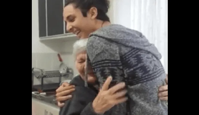 Joven conmueve Facebook por tierno gesto con su abuela que tiene Alzhéimer [FOTOS Y VIDEO]