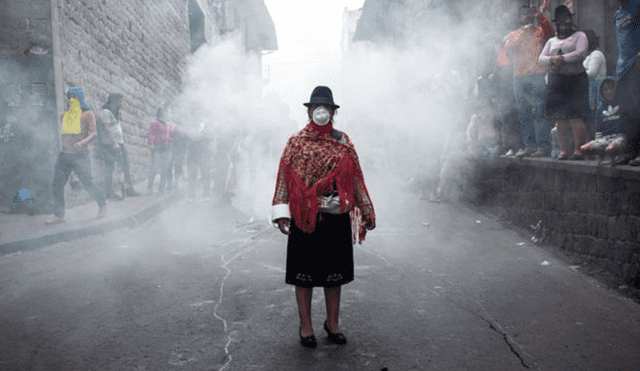 Foto original de mujer indígena el día del paro nacional en Ecuador. Imagen: David Díaz Arcos, Agencia Bloomberg.