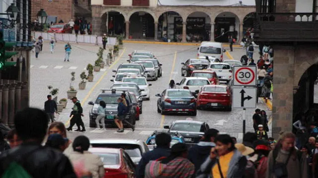 En Cusco protestaron por regreso de vehículos a la Plaza Mayor [VIDEO]