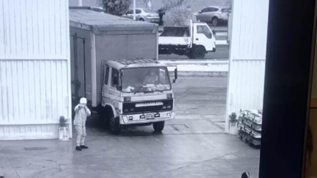 Cámaras de seguridad captaron el ingreso del camión que hizo el retiro de la mercadería. (Foto: URPI-GLR)