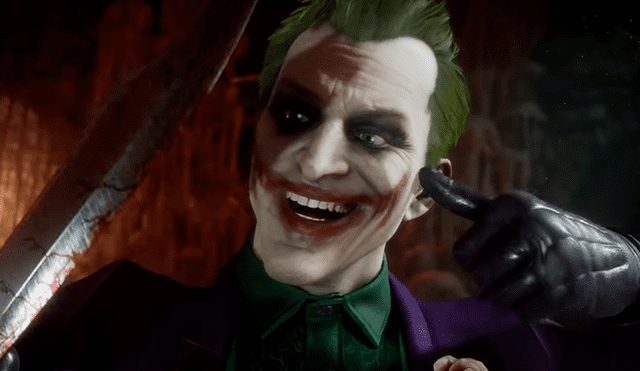 Joker haciéndose su sonrisa con su propia sangre.