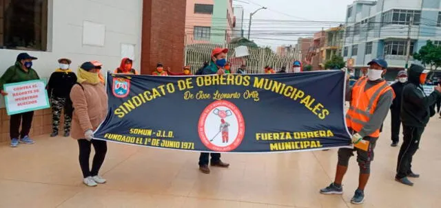 Los servidores ediles protestaron en los exteriores del municipio leonardino.