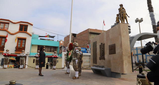 La Benemérita Sociedad de Señoras de Tacna dejó una ofrenda floral en el monumento a la mujer tacneña.  Foto: Gobierno Regional de Tacna.