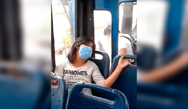 Mujer sospechosa de coronavirus se descompensa en bus. Foto: Captura
