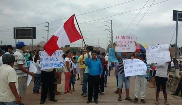 Pobladores bloquean puente La Alameda en protesta por paso de vehículos de carga
