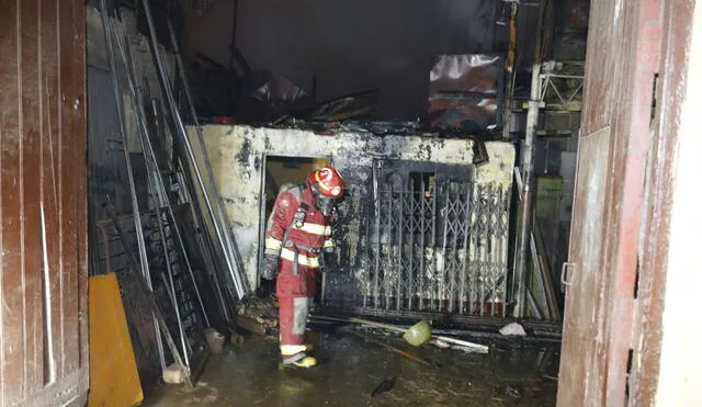 Fuego consume taller de carpintería ubicado en Barrios Altos