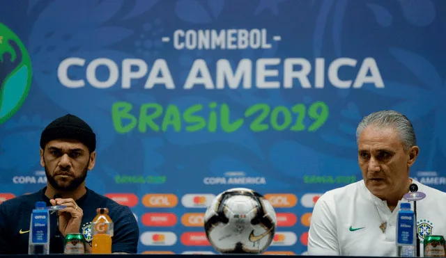 Tite junto a Dani Alves dando una conferencia de prensa previo a la final de la Copa América 2019 entre Perú y Brasil. | Foto: EFE