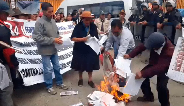 Queman libros del Minedu afuera de la institución que visitaba Martín Vizcarra [VIDEO]