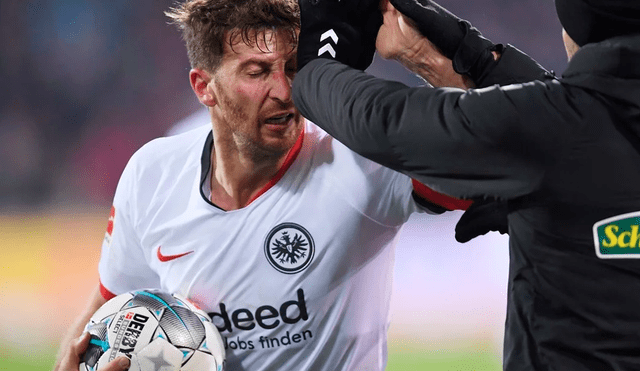 Escándalo en Alemania. Futbolista argentino David Abraham (Frankfurt) fue expulsado en la Bundesliga tras agredir al técnico del Friburgo Christian Streich.