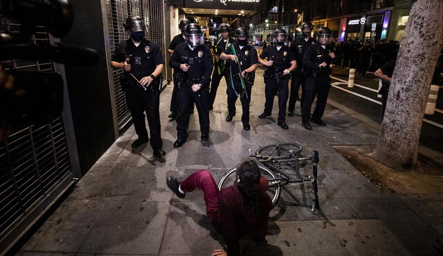 Los Angeles (United States), 30/05/2020.- A woman falls off her bicycle as police officers prevent protesters from entering a street during protests over the Minnesota arrest of George Floyd, who later died in police custody, in Los Angeles, California, USA, 29 May 2020. A bystander's video posted online on 25 May, appeared to show George Floyd, 46, pleading with arresting officers that he couldn't breathe as an officer knelt on his neck. The unarmed black man later died in police custody. On 29 May, Hennepin County Attorney Mike Freeman announced third degree murder charges against the Minneapolis police officer who killed George Floyd. (Protestas, Estados Unidos) EFE/EPA/ETIENNE LAURENT

UNA MUJER SE CAE DE SU BICICLETA MIENTRAS AGENTES DE LA POLICIA IMPIDEN QUE LOS MANIFESTATES ENTREN A UNA CALLE DURANTE LAS PROTESTAS POR EL ASESINATO POLICIAL RACISTA //