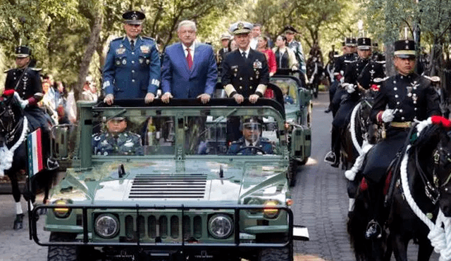 De izquierda a derecha: Luis Cresencio Sandoval, jefe de la sedena; Andrés Manuel López Obrador; y José Rafael Ojeda, jefe de la Secretaría de la Marina