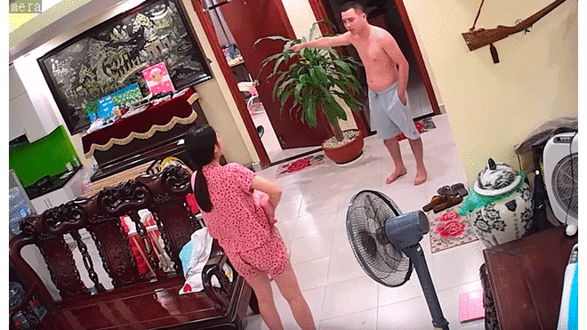 Maestro de artes marciales golpea a su esposa con bebé en brazos. Foto: captura