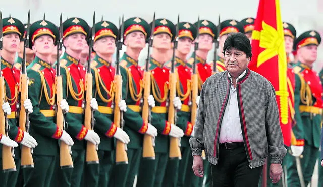 Visita oficial. El presidente Evo Morales pasa revista a los guardias de honor a su llegada al aeropuerto Vnúkovo, Moscú. Foto: EFE