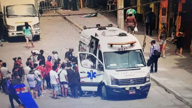 Fiscalizadores heridos tuvieron que ser evacuados hacia centros médicos. (Foto: Captura de video / Municipalidad de La Victoria)