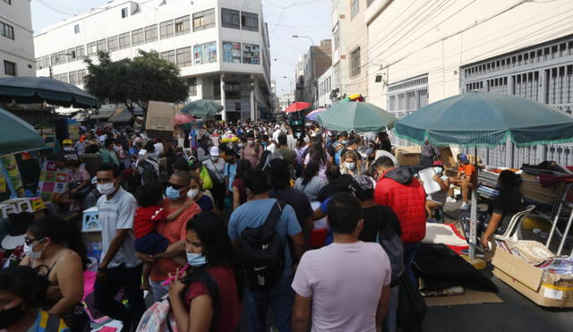 La Municipalidad de Lima había anunciado un aforo máximo de 15.000 personas en Mesa Redonda, pero este no se cumple. Foto: Marco Cotrina / La República
