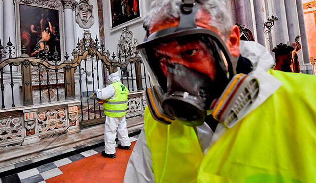 Incluso en algunas iglesias, como la San Domenico Maggiore de Napóles (Italia), han aplicado rocío contra el virus. Foto: EFE