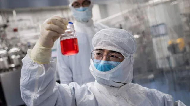 En la actualidad, hay muchas esperanzas puestas en los candidatos a vacuna contra la COVID-19. Foto: AFP.
