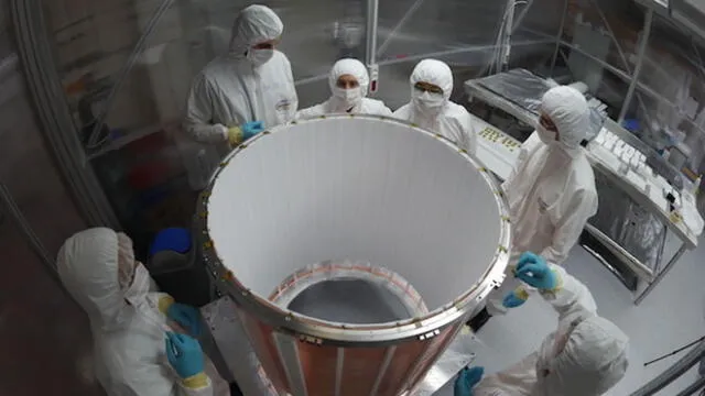 Científicos examinan el detector XENON1T. Foto: Universidad de Chicago.