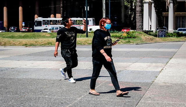 Una mujer con tapaboca camina este viernes en Montevideo (Uruguay). Foto: EFE