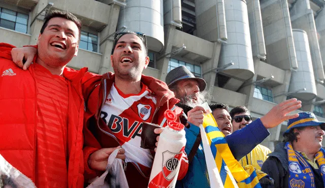 River vs Boca: espectacular 'banderazo' en Madrid de los hinchas previo a la final [VIDEO]