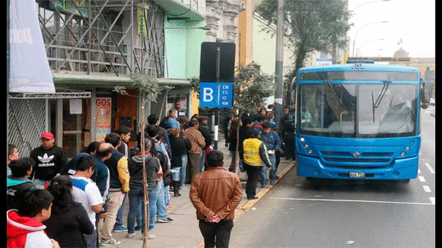 Aplican más de 24 000 papeletas a conductores que invaden carril del Corredor Azul