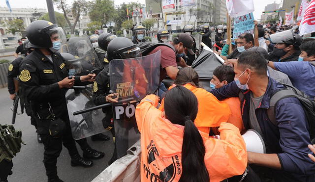 Grupo de sindicatos se enfrentaron a la Policía para poder avanzar hacia el Congreso. Foto: Jorge Cerdán / La República