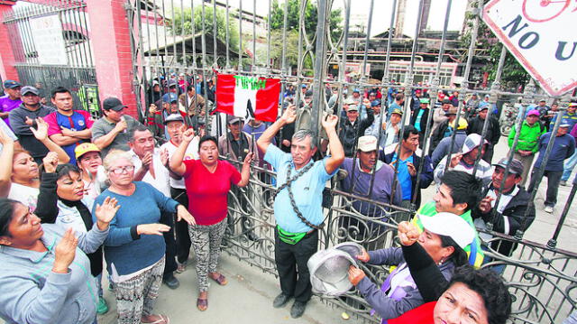 Trabajadores se encadenan en fábrica de Tumán en protesta