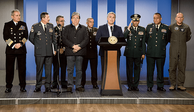 Movida castrense. Presidente de Colombia, Iván Duque, anuncia el cambio del comandante general del Ejército de su país. Crédito: AFP
