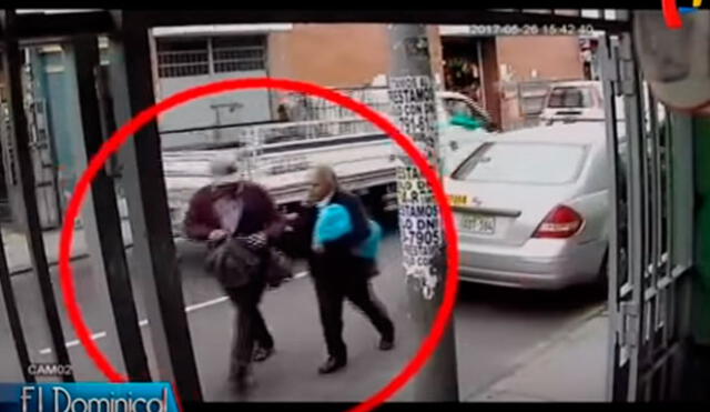 Cercado: ancianos robaron objetos de auto en segundos [VIDEO]